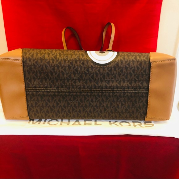 Michael Kors oversized tote and snap pouch. - Picture 13 of 16